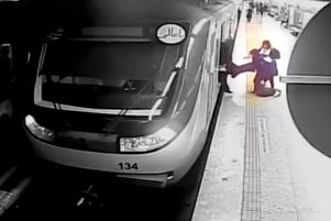 Armita Garawand, une lycéénne de 17 ans, est décédée samedi 28 octobre à Téhéran après être tombée dans le coma dans des circonstances controversées. Alors que des images de vidéo-surveillance l’ont montrée, le 1er octobre, évacuée du métro de la capitale iranienne, elle aurait été victime d’une agression selon les ONG et d’une « chute de tension » selon les autorités.
