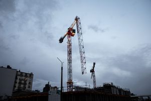 Emmanuel Macron est attendu en Bretagne vendredi 3 novembre, au lendemain du passage de la tempête Ciaran qui a fait 2 morts, 47 blessés et de nombreux dégâts en France, à l’image de cette grue coupée en deux.