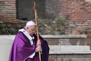 Le pape François lors de la messe de commémoration de tous les fidèles défunts au cimetière militaire du Commonwealth à Rome, le 2 novembre 2023.