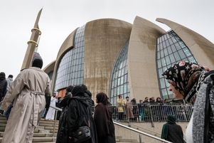 Des musulmans devant la mosquée centrale de Cologne en Allemagne le 14 octobre 2022.
