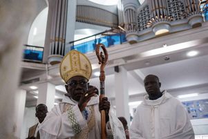 À l’occasion d’un colloque sur la liturgie, le cardinal Robert Sarah s’est érigé lundi 4 décembre contre des célébrations « trop bruyantes ».