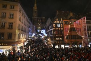 Foule qui vient au marché de Noël à Strasbourg 