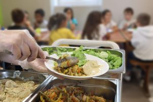 Poêlée de légumes bio à la cantine de l’école primaire Notre-Dame du Folgoët., à Bannalec, dans le Finistère