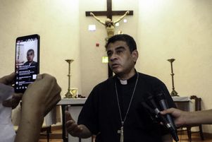 L’évêque du Nicaragua Rolando Alvarez, qui vient de quitter les prisons du pays et d’être envoyé à Rome avec 18 autres religieux. Il avait été emprisonné pour avoir fortement critiqué le gouvernement de Daniel Ortega. 