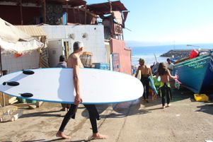 Le port d’Imsouane (Maroc) est un « spot » de surf de renommée internationale. L’afflux de surfeurs et, plus généralement, le tourisme portent préjudice aux locaux qui voient les complexes hôteliers transformer leurs activités et le paysage du front de mer.