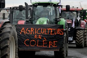 Une manifestation à Laval, jeudi 25 janvier à Laval. Les agriculteurs veulent bloquer la région parisienne lundi 29 janvier.