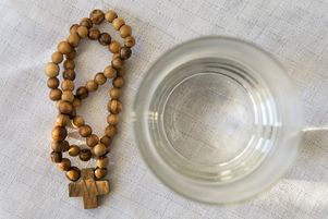 Dans les premiers siècles, jeûner signifiait ne pas manger et l’abstinence, de s’abstenir de consommer de la viande et du jus de viande.