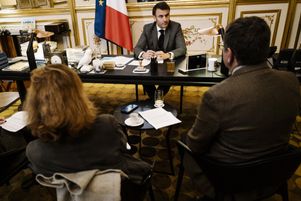 Emmanuel Macron interviewé à l’Elysée sur la fin de vie par des journalistes de La Croix et Libération, le 7 mars 2024.