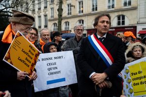 Jérôme Guedj , député PS de l’Essonne lors d’un rassemblement organisé par le CNAV (Conseil national auto-proclamé de la vieillesse) devant l’Assemblée nationale, le 23 janvier. 