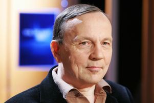 L’écrivain Christian Bobin pose, le 4 octobre 2005 sur le plateau de l’émission littéraire de TF1 « Vol de nuit » à Paris. AFP Photo BERTRAND GUAY (Photo by BERTRAND GUAY/AFP)