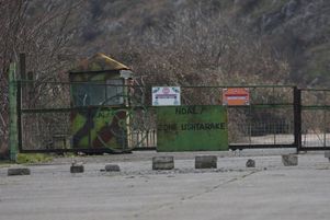 Gjadër (Albanie), le 7 février. Derrière le portail de cette ancienne base aérienne, l’Italie construit un centre de permanence pour le rapatriement de migrants qui se verront refuser leur droit d’asile par Rome.
