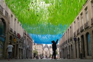 La ville de Rennes teste un dispositif d’ombrage pour rafraîchir la rue Le Bastard, durant l’été 2023.