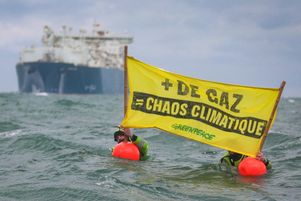 Des militants de Greenpeace France flottent dans la Manche à proximité du terminal GNL TotalEnergies Cape Ann au large du Havre, le 18 septembre 2023.