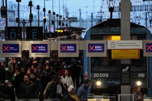 Des voyageurs sur un quai de la gare de Lyon, à Paris, le 16 février 2024
