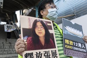 Un manifestant tient une photo de la « journaliste citoyenne » Zhang Zhan, à Hong Kong le 28 décembre 2020.