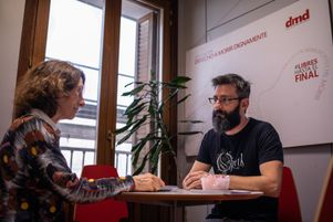 Dans les locaux de l’association Droit de mourir dans la dignité, à Madrid. L’Espagne est devenue, en 2021, le sixième pays au monde à légaliser l’euthanasie et le suicide assisté.