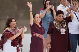 Clara Brugada (à gauche) et Claudia Sheinbaum (au centre) lors d’un meeting, mercredi 29 mai, à Mexico.