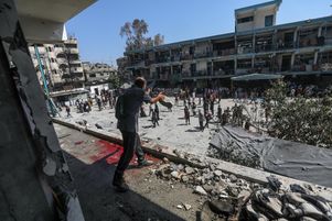 Un homme palestinien dégage des décombres dans l’école de l’Unrwa après la frappe qui a fait 37 morts, le jeudi 6 juin, à Nuseirat, au centre de la bande de Gaza.
