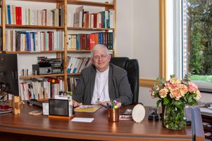 Mgr Olivier Leborgne à son bureau à Arras, en avril 2024