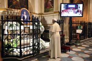 Le pape François en prière devant le portrait de Pier Giorgio Frassati dans la cathédrale de Turin, le 21 juin 2015.