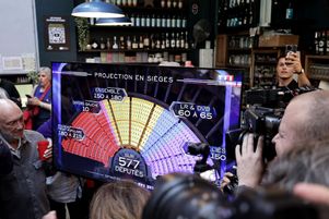 Des partisans du Parti socialiste (PS) découvrent les premiers résultats du second tour des élections législatives à Paris, le 7 juillet 2024. 