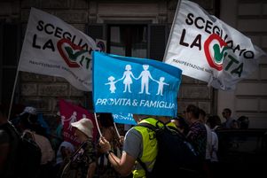 Des personnes participent à une manifestation pro-vie à Rome, Italie, le 22 juin 2024. 