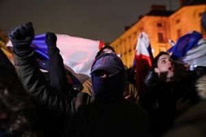 Des individus cagoulés scandent des slogans racistes, dans la rue à Paris le 1er décembre 2023, peu après le drame de Crépol dans la Drôme. Tout comme en Grande-Bretagne, l’extrême droite française n’hésite pas à instrumentaliser certains faits divers sur les réseaux.