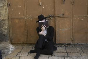 Un homme ultra-orthodoxe prie dans la vieille ville de Jérusalem le 9 Av, jour de deuil juif commémorant la destruction des anciens temples juifs, le jeudi 27 juillet 2023. 