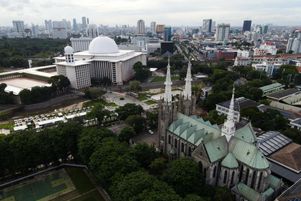 Vue aérienne de la cathédrale de Jakarta et de la grande mosquée Istiqlal. Les deux édifices sont reliés par un « tunnel de l’amitié », que le pape et le grand imam de Djakarta pourraient emprunter jeudi.