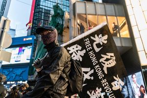 Un manifestant tenant une banderole en soutien au mouvement pro-démocratie de Hong Kong, le 8 décembre 2019 à Hong Kong. 