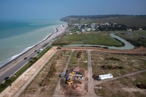 Quiberville-sur-Mer (Seine-Maritime), le 20 septembre. Une grue démoli le dernier bâtiment du camping municipal, menacé par la montée des eaux de la mer et les crues du fleuve tout proche.