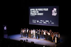 Rassemblement au théâtre de la Colline le lundi 23 septembre organisé par l’association Les Guerrières de la Paix qui réunit à Paris des militants pour la Paix entre Palestiniens et Israéliens.