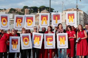 Des défenseurs de l’ordination de femmes manifestent à Rome lors de l’ouverture de discussions dans le cadre du Synode, le 2 octobre 2024. 