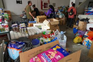 Des bénévoles distribuent de l’aide alimentaire à Aldaia, en région de Valence, le 5 novembre 2024