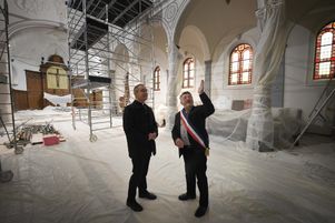 Le maire d’Amfroipret (Nord), Philippe Eustache, et l’archevêque de Cambrai Mgr Vincent Dollmann, lors d’une visite du chantier de restauration de l’église du village, en novembre 2023.