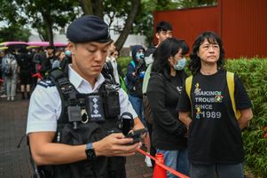Des personnes faisant la queue devant le tribunal de première instance de West Kowloon à Hong Kong, mardi 19 novembre 2024. 45 militants prodémocratie ont été condamnés à de lourdes peines de prison le 19 novembre.