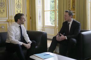 Elon Musk pose avec le président français Emmanuel Macron en 2023 lors de l’événement « Choose France » organisé pour promouvoir les investissements étrangers.