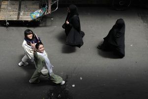 Des femmes iraniennes, dans le bazar de Téhéran, en juin 2024.
