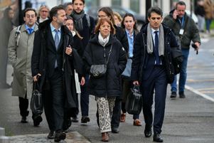 Gisèle Pélicot et ses deux avocats, Me Antoine Camus (à gauche) et Me Stéphane Babonneau (à droite) arrivent au palais de justice d’Avignon, le 20 novembre 2024.