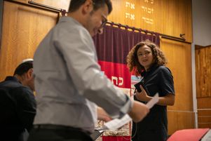 La femme rabbin Delphine Horvilleur, lors d’une cérémonie ouverte à des séminaristes catholiques organisée par le Mouvement Juif Liberal de France (MJLF).