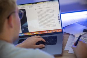 Pour lutter contre l’utilisation de ChatGPT par les élèves, certains professeurs ont décidé de supprimer les devoirs à la maison ou de ne plus les noter. 