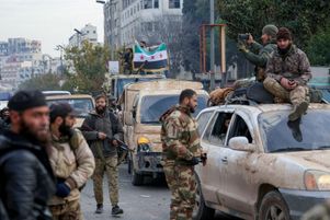Des rebelles syriens célèbrent la prise de Damas et la chute de Bachar Al Assad à Homs, dimanche 8 décembre.