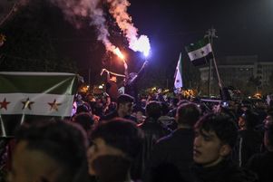 Le 8 décembre 2024, des réfugiés syriens installés à Gaziantep (Turquie) fêtent la chute du régime de Bachar Al Assad en Syrie.