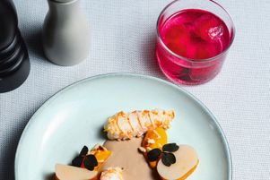 Les langoustines, courge et amandes avec le Corona Di Fiori, proposé par Luc Degroux et Alexandre Miquel