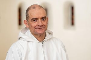 Le frère Matthew assure que la communauté de Taizé porte une attention particulière à la question environnementale, notamment à son empreinte carbone et à l’accompagnement des jeunes sur le sujet. Ici en décembre 2023.