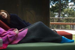 Martha (Tilda Swinton) et Ingrid  (Julianne Moore) : l’une parle, l’autre écoute. L’une va mourir, l’autre doit apprivoiser cette mort qui lui fait peur.