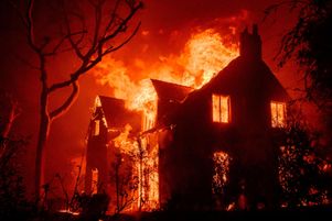Une maison en feu le 8 janvier 2025 dans le quartier d’Altadena à Los Angeles, en Californie. 