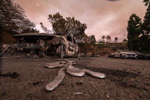 Une voiture fondue, détruite par les flammes dans le quartier de Pacific Palisades, en Californie le 10 janvier 2025