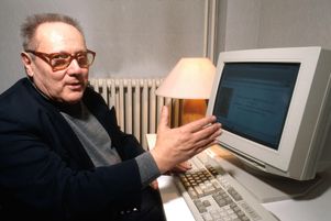 Au-delà de l’informatique et de sa vocation de prêtre, il est décoré de la médaille de bronze de la jeunesse, des sports et de l’engagement associatif, ainsi que de l’ordre national du Mérite en 2003.