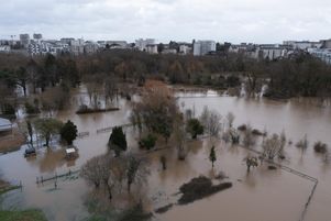 Les inondations sont toujours en cours en Ille-et-Vilaine, placé en vigilance rouge pour crues lundi. Mardi 28 janvier 2025, Météo France a également placé la Loire-Atlantique et le Morbihan en alerte rouge pour le même motif.
